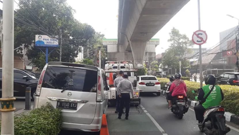 Kendaraan dilarang parkir di trotoar Jakarta