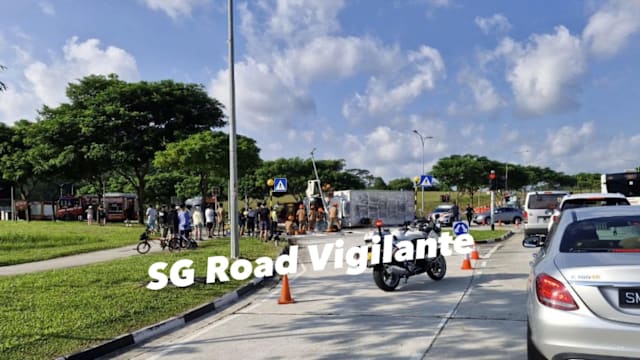 兀兰罗厘侧翻乘客受困 消防员紧急救出送院