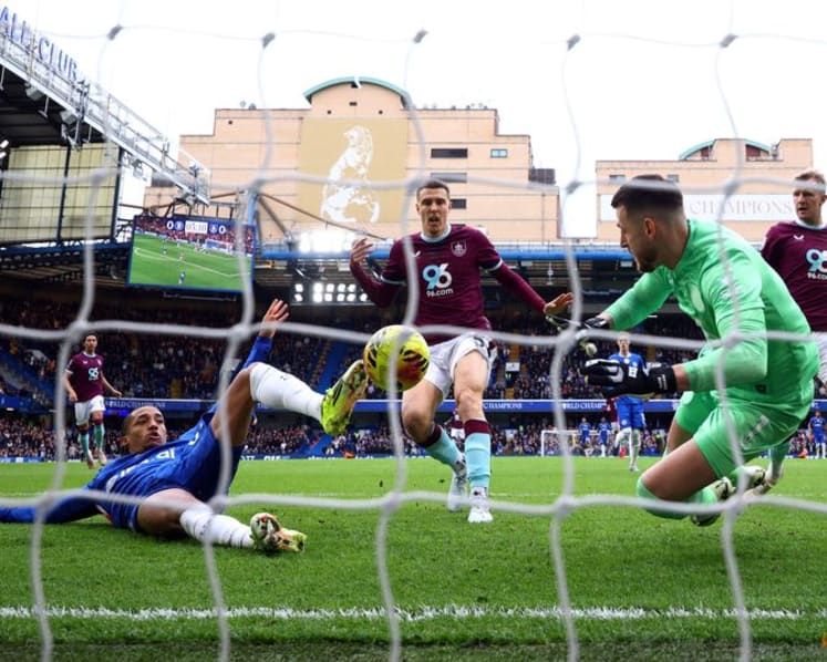 Ten-man Chelsea implode again in home draw with Burnley