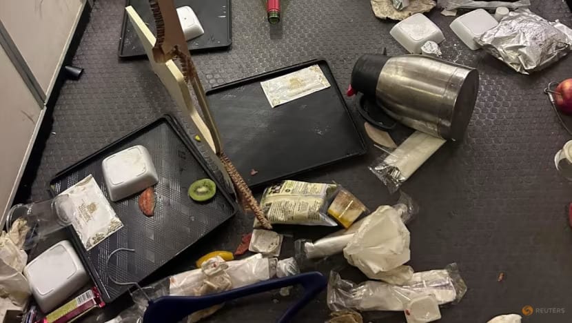 Pasca insiden turbulensi, Singapore Airlines hentikan hidangkan makanan saat tanda sabuk pengaman menyala Pasca insiden turbulensi, Singapore Airlines hentikan hidangkan makanan saat tanda sabuk pengaman menyala