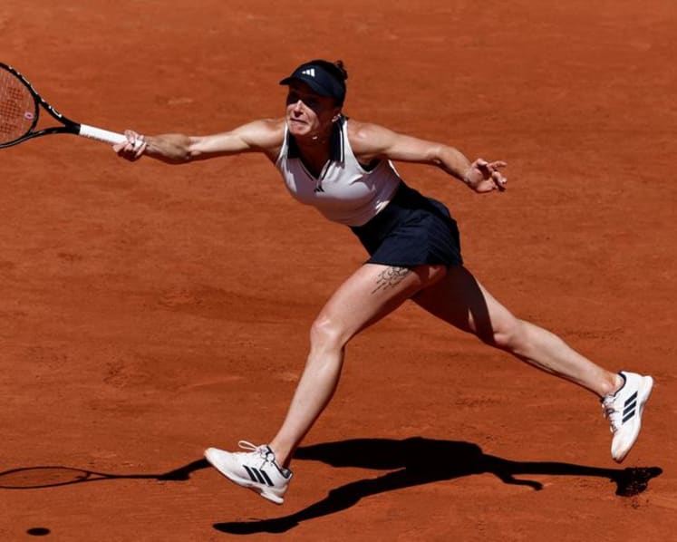 Swiatek, Djokovic make steady progress as Rybakina slips up