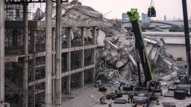 泰国审计署大楼坍塌遇难者增至44人 仍有50人下落不明
