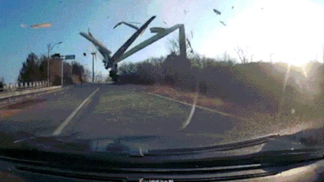 韩风力发电机突断裂 叶片坠马路险击中轿车