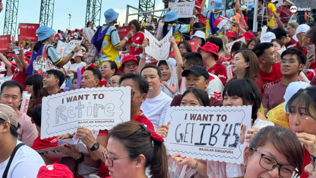 国人写下国庆心愿 盼考取佳绩与为国服务