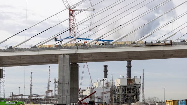 特朗普恫言阻止美加新大桥通车