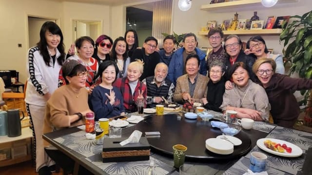姜大卫、胡枫为卢海鹏庆生　齐聚豪宅场面热闹