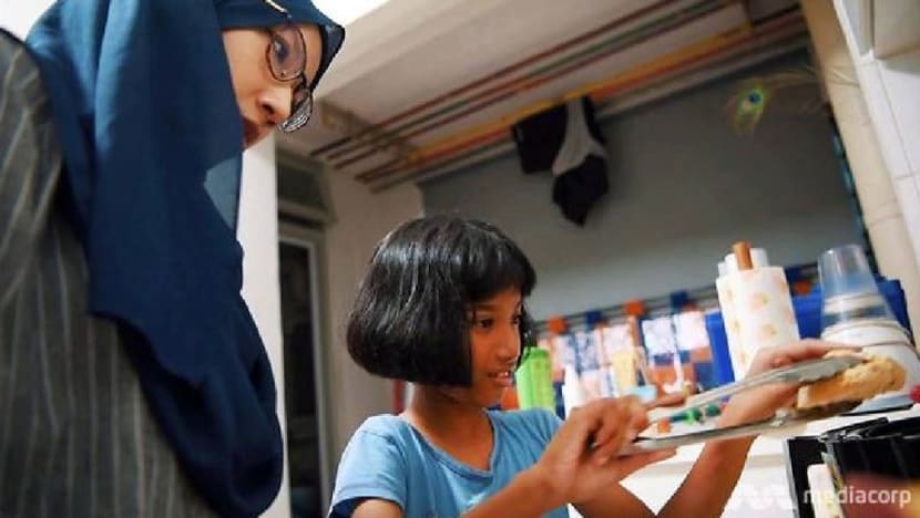 Pengorbanan seorang kakak 22 tahun: Satunya-satunya pencari nafkah, 'ayah' kepada 6 adik