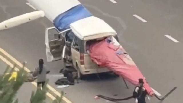 风力发电机叶片刺穿车身 惨酿一死三伤
