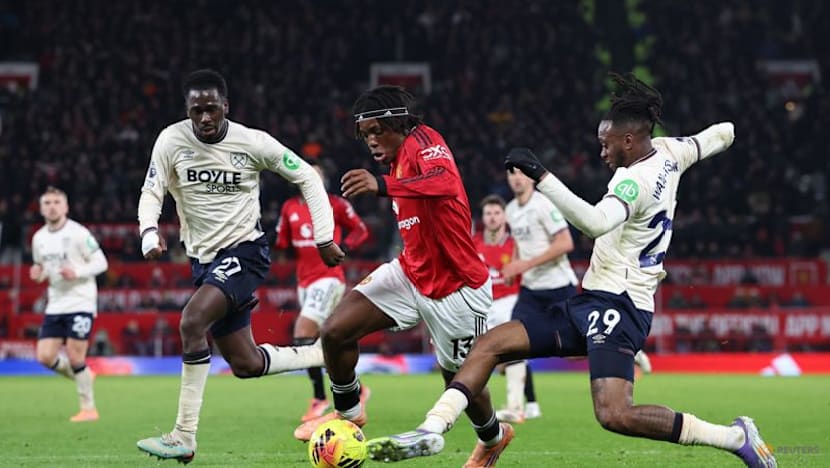 Man United held to 1-1 draw at home by struggling West Ham