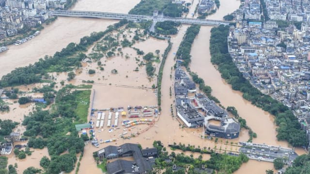 中国暴雨引发水灾和山体滑坡 酿九死六失踪
