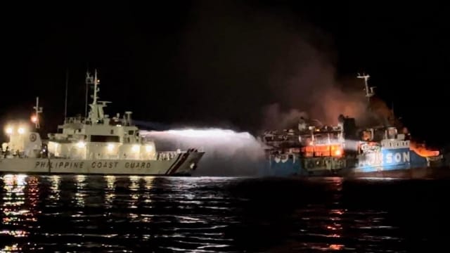 菲律宾一渡轮发生火灾 12人亡7人失踪