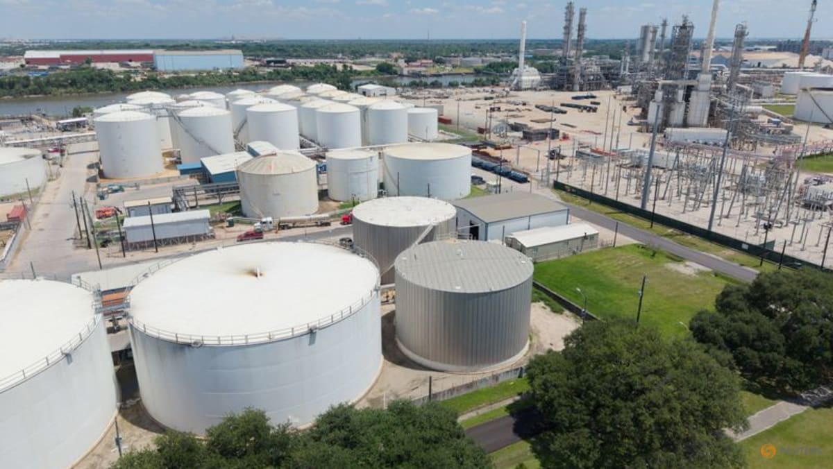 Americas have glut of heavy oil due to freight squeeze; Asia, Europe scramble for barrels