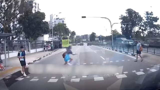 学生突闯红灯横冲过马路 险酿车祸
