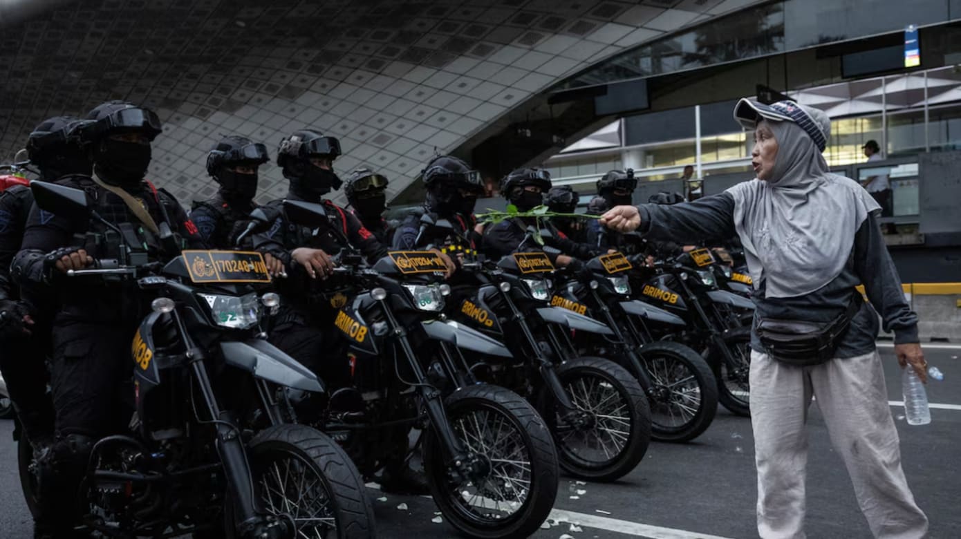 示威者与防暴警员发生对峙。（图：路透社/Willy Kurniawan）