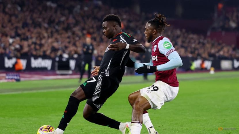 Arsenal thump West Ham to go second, Kluivert bags penalty hat-trick for Bournemouth Arsenal thump West Ham to go second, Kluivert bags penalty hat-trick for Bournemouth
