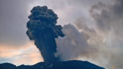 மராப்பி எரிமலை மீண்டும் வெடித்தது