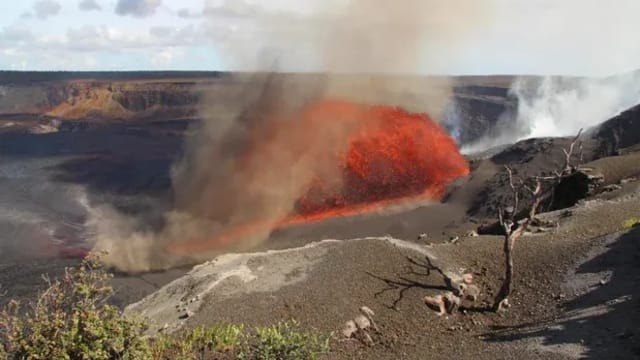 夏威夷基拉韦厄火山喷发 熔岩弧冲向空中约30米