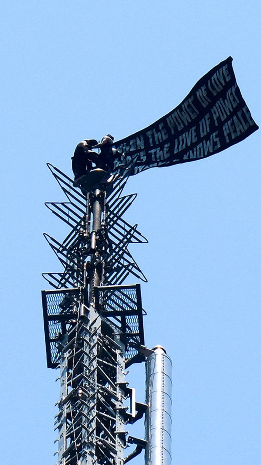 Couple arrested after Empire State Building proposal stunt
