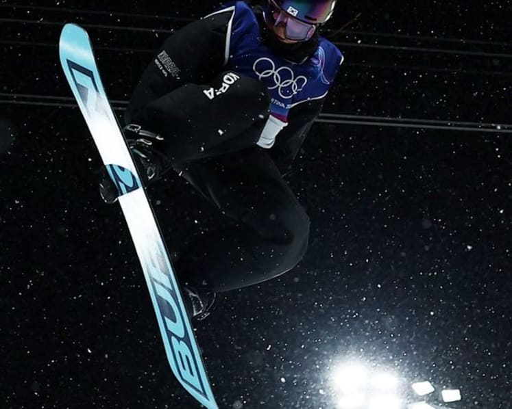Snowboarding-South Korea's Choi upsets Kim to claim women's halfpipe gold