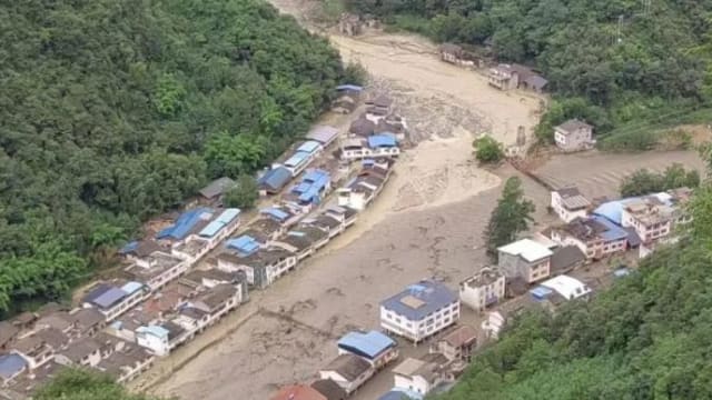 四川北川暴发山洪 六死12人失踪