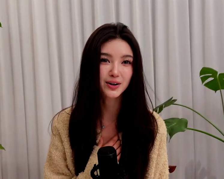 Former NewJeans member Danielle Marsh addresses fans in first livestream since being dropped from group