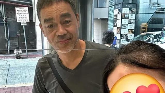 打扮朴素满脸胡须，影帝太不修边幅啦！