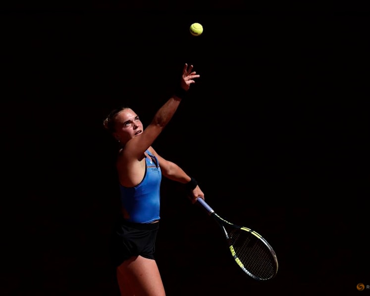 Erratic Swiatek reaches French Open round three