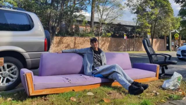 澳男以捡垃圾为生年赚9万元 名牌包和钞票都捡过