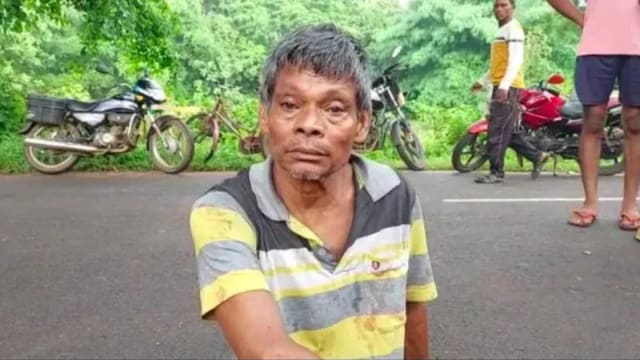 怀疑妻子不忠 印度男将妻斩首提“断头”到警局