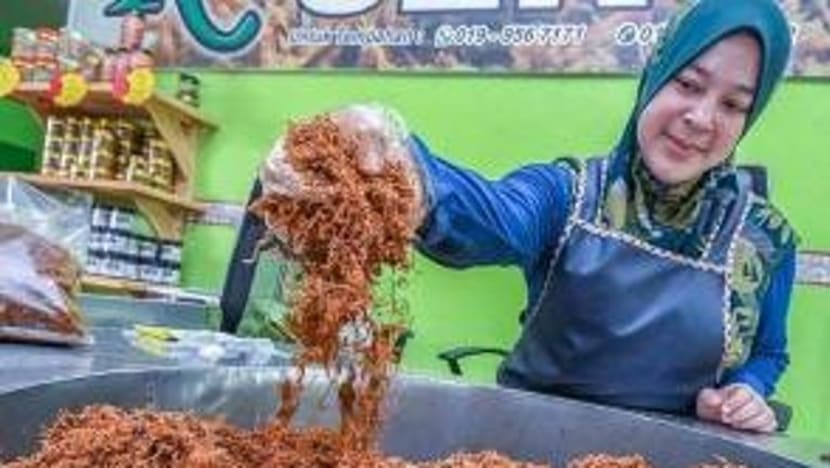 Pengusaha serunding tidak menang tangan penuhi permintaan pelanggan jelang Aidilfitri Pengusaha serunding tidak menang tangan penuhi permintaan pelanggan jelang Aidilfitri