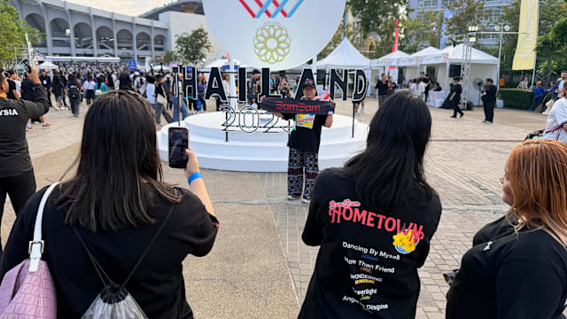 采访侧记 | 国丧期间办东运 泰国人开幕式纷穿黑白衣