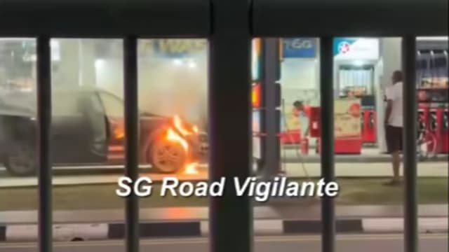 汽车在添油站内起火 油站被迫关闭约三小时