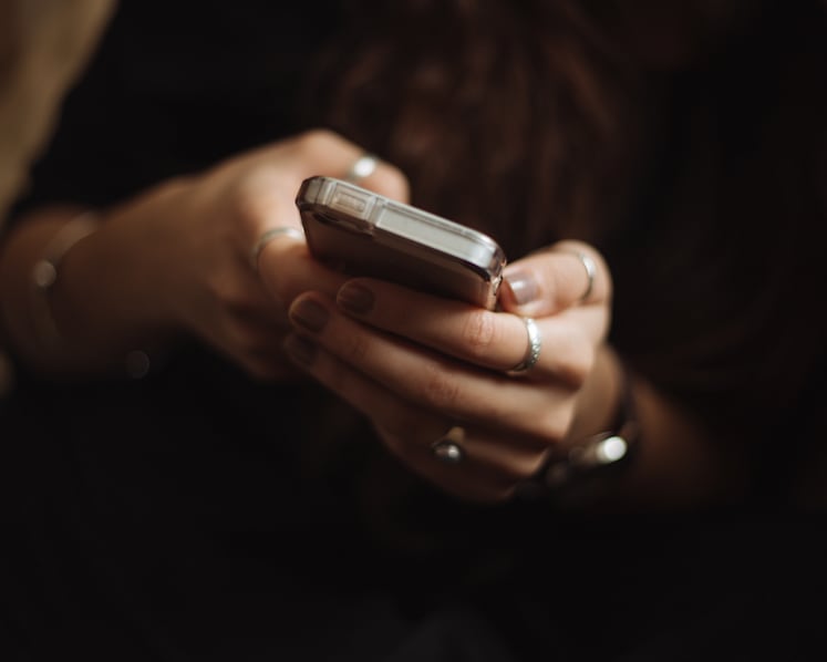 How love scammers trick women