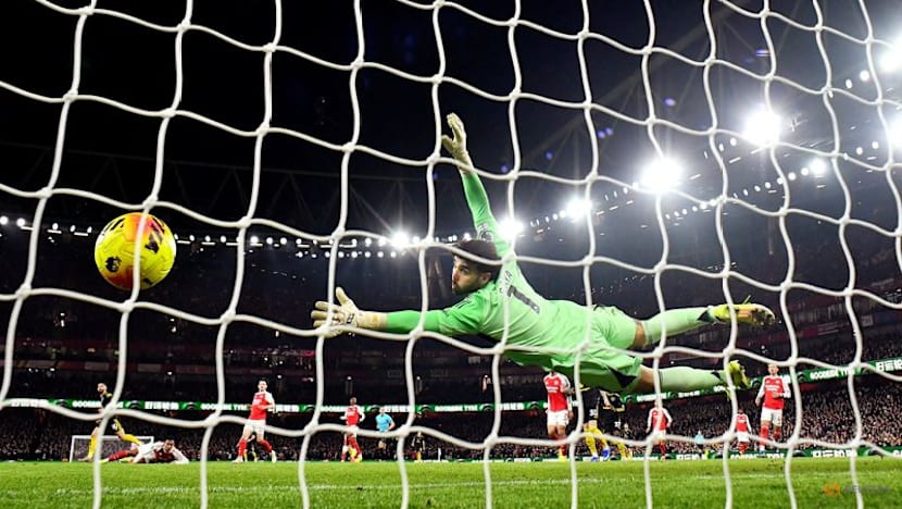 Arsenal suffer title jolt against inspired United, Villa close gap