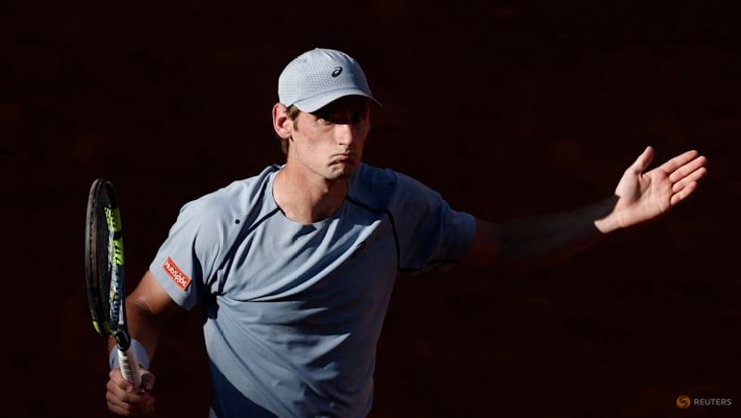 Djokovic battles past French hope Royer to reach third round
