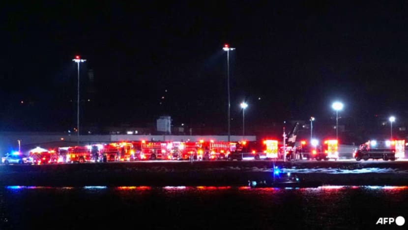 Pesawat American Airlines dengan 60 penumpang, 4 anak kapal bertembung dengan helikopter; terhempas di Washington Pesawat American Airlines dengan 60 penumpang, 4 anak kapal bertembung dengan helikopter; terhempas di Washington