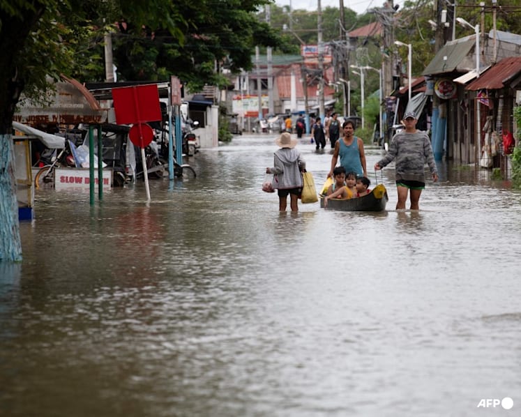 Philippine contractors allege lawmaker payoffs in flood control scandal