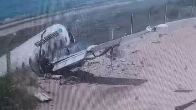 降落时失控冲出跑道 索马里客机猛撞围栏碎片纷飞