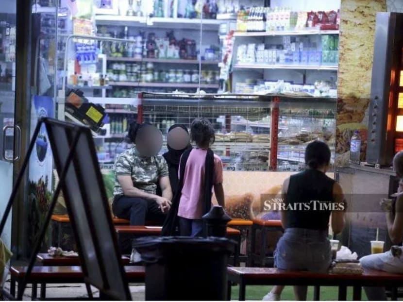 In a bid to appeal to the sympathies of the public, a number of “street beggars” who appear to be from the Middle East are increasingly seen lining the streets of some of Kuala Lumpur’s tourist hotspots like Jalan Imbi and Bukit Bintang, asking for donations.