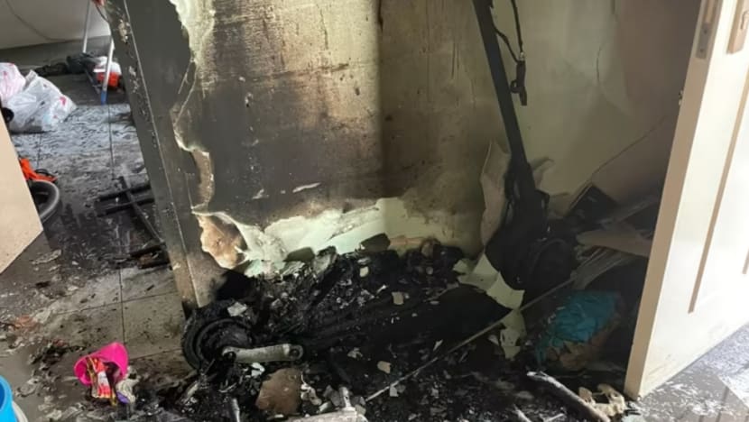 3 kanak-kanak terhidu asap dalam kebakaran flat di Redhill 3 kanak-kanak terhidu asap dalam kebakaran flat di Redhill