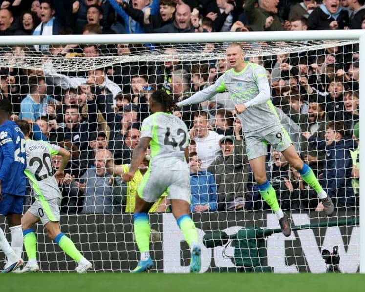 Manchester City blow Chelsea away 3-0 to move closer to Arsenal