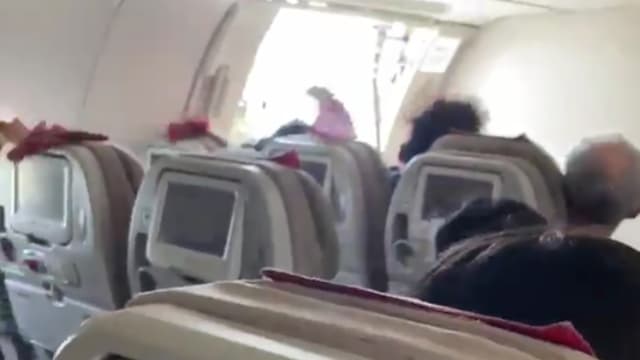 飞机降落擅自开舱门 韩国男判入狱三年赔近70万元
