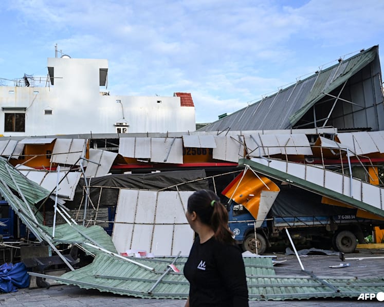 Typhoon Kalmaegi hammers central Vietnam, killing at least 5