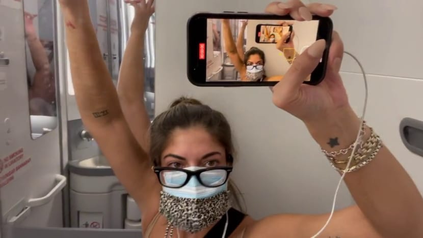 US teacher self-isolates in plane toilet for 5 hours after testing positive for COVID-19 mid-flight US teacher self-isolates in plane toilet for 5 hours after testing positive for COVID-19 mid-flight