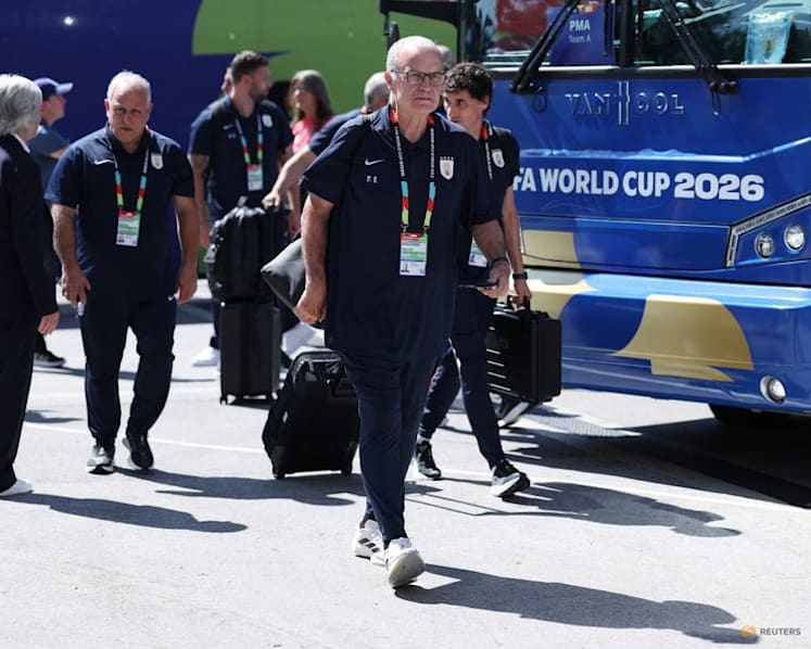 Uruguay drop Nunez for Cape Verde clash as Bielsa packs midfield