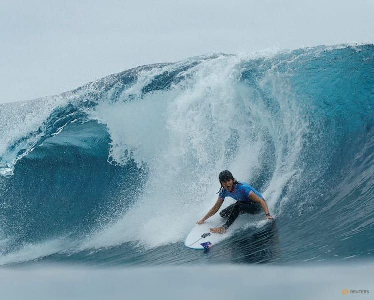 Surfing-Reigning champion Picklum takes first win of the season in Portugal tubefest