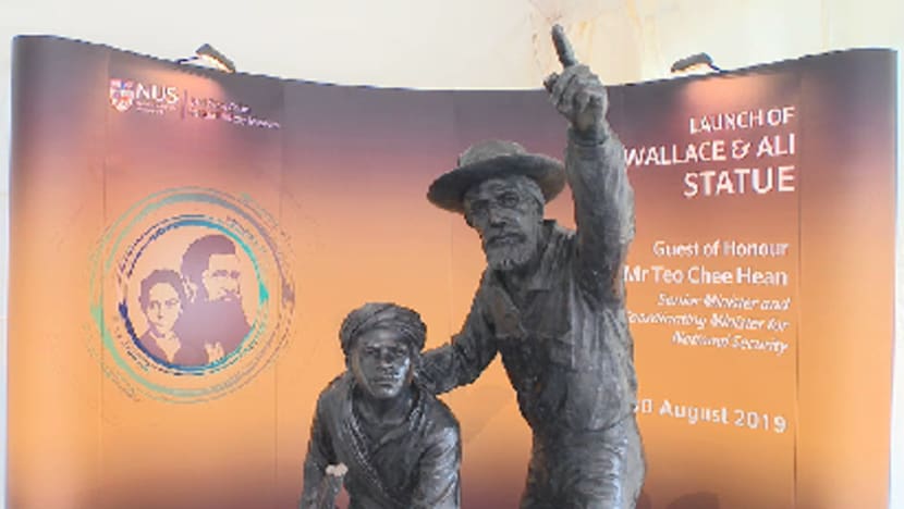 Patung Alfred Russel Wallace, penolongnya Ali peringati sumbangan kepada sejarah semula jadi S'pura Patung Alfred Russel Wallace, penolongnya Ali peringati sumbangan kepada sejarah semula jadi S'pura