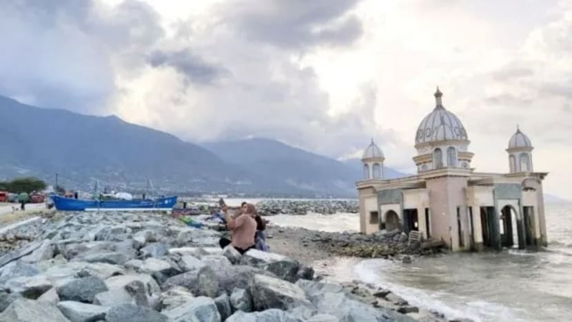 Dulu dibadai tsunami, Masjid Terapung Arkam Babul Rahman masih berdiri teguh & kini popular semasa Ramadan