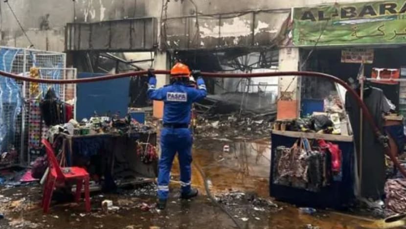 Kebakaran meletus di Larkin Sentral musnahkan 4 kedai Kebakaran meletus di Larkin Sentral musnahkan 4 kedai