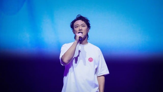 陈奕迅开唱踩空重摔！惊险画面曝光